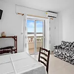 Jurica - Sea View & Boat Mooring Appartamento *