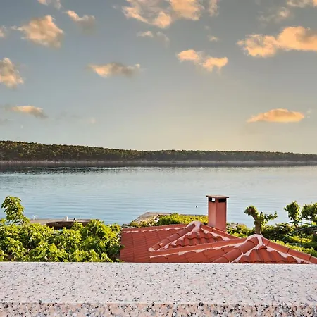 Apartment Jurica - Sea View & Boat Mooring